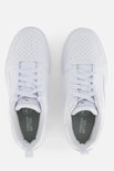 Bovenaanzicht van twee witte Puma sneakers met 'FOREVER BETTER' op de binnenzool.