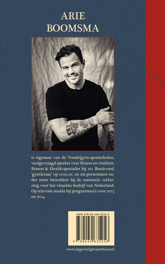 Portret van Arie Boomsma in zwart-wit, met tattoo's op zijn armen.