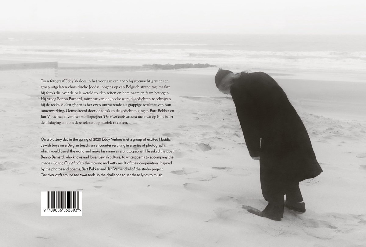 Man in lange zwarte jas loopt op een strand, met de zee op de achtergrond. De tekst vermeldt het project 'The river curls around the town'.