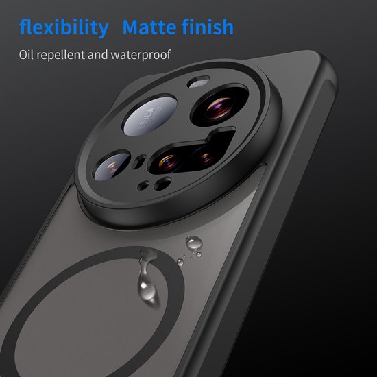 Zwarte telefoonhoes met 'flexibility Matte finish' tekst en waterdruppels.