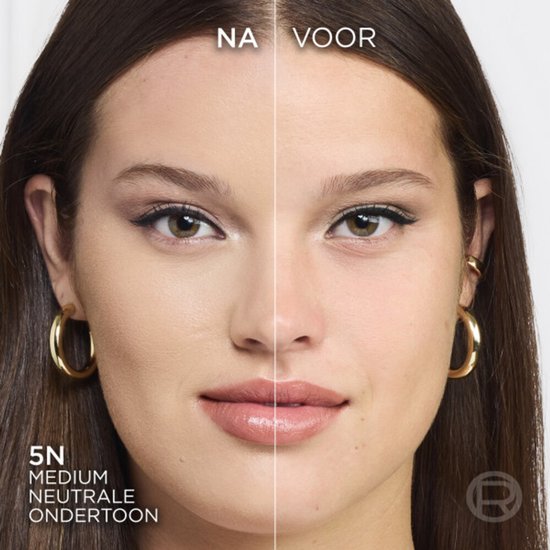 Voor en na van een vrouw met bruin haar, met foundation aangebracht op de linkerhelft van het gezicht. Kleur 5N, medium neutrale ondertoon.