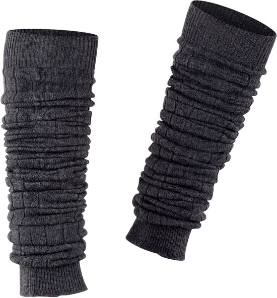 Twee grijze, gerimpelde beenwarmers van gebreid materiaal.
