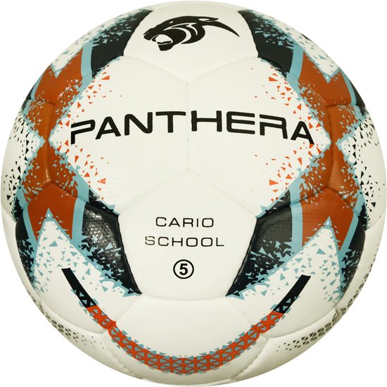 Witte voetbal met de tekst "PANTHERA CARIO SCHOOL" en maat 5, versierd met oranje, lichtblauwe en zwarte patronen.