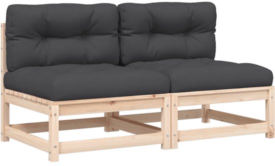 Dubbele houten bank met grijze kussens, naast een houten salontafel.