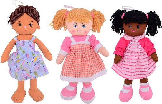 Drie zachte poppen: één met bruin haar in lichtblauwe jurk, één met blond haar in ruitjesjurk, één met zwart haar in roze jurk.