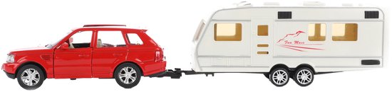 Rode speelgoedauto gekoppeld aan een witte caravan.