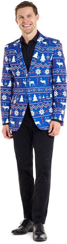 Man in blauwe kerstblazer met rendier- en sneeuwvlokkenprint, zwart shirt en broek.