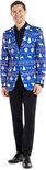 Man in blauwe kerstblazer met rendier- en sneeuwvlokkenprint, zwart shirt en broek.