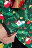 Detail van groen colbert met kerstopdruk. De binnenkant van de mouw is zichtbaar, met een label van OppoSuits.