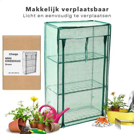 Groene kweekkas met transparante hoes, drie planken, met planten, gieter en tuingereedschap op een stenen terras. Doos met "Cheqo MINI KWEEKKAS Groen" erop.