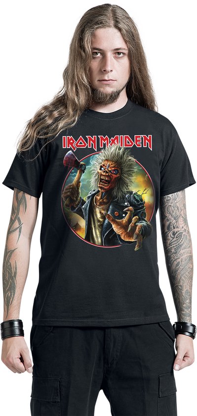 Zwart T-shirt met op de voorkant een cirkel met de tekening van Eddie met een bijl.