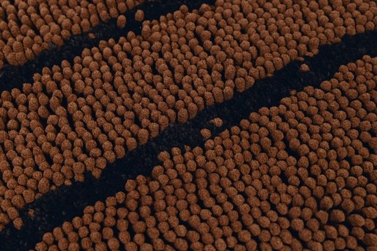 Bruine mat met twee zwarte strepen.