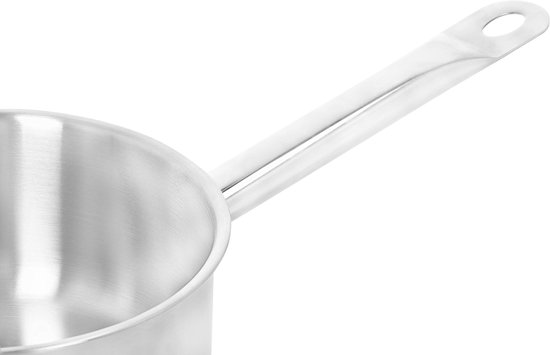 Zilverkleurige steelpan met lange, gebogen steel en een ophangoog.