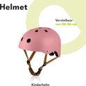Roze kinderfietshelm met zwarte ventilatiegaten en verstelbare bandjes. De helmmaat is 50-56 cm.