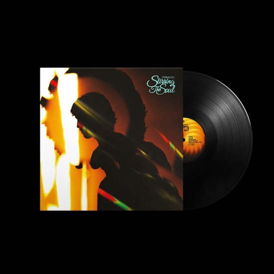 LP hoes met silhouet van een persoon en de titel 'Stirmouth Stirring The Soul'. Zwarte vinyl LP ernaast.
