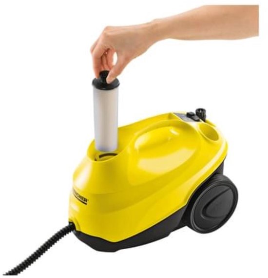 Gele Kärcher stoomreiniger met een hand die een ontkalkingsfilter plaatst.