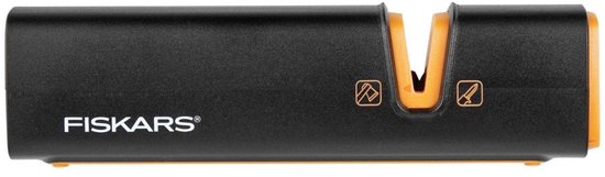 Zwarte Fiskars slijper met oranje opening en symbolen voor mes en bijl.