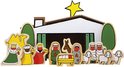 Houten kerststal met veertien figuren: Maria, Jozef, Jezus, herders, schapen, koningen, kameel, ezel en ster. De stal is wit met groene bomen.
