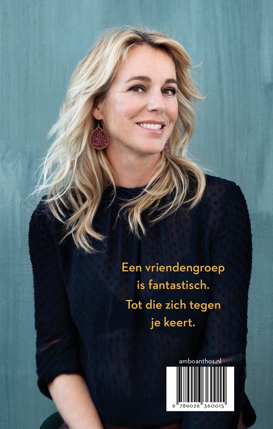 Een vrouw met blond haar en oorbellen, lachwekkend tegen een blauwe achtergrond.