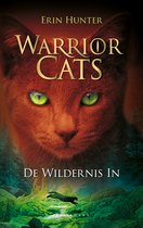 Boekomslag: De Wildernis In met close-up van een rode kat met groene ogen.