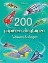 Cover van het boek '200 papieren vliegtuigen Vouwen & vliegen' met diverse papieren vliegtuigen in de lucht.
