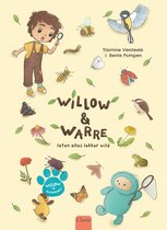 Een jongen met een vergrootglas en een jongen met een vlindernet, omringd door verschillende dieren en planten zoals vlinders, bijen, lieveheersbeestjes en bloemen. De titel 'Willow & Warre laten alles lekker wild' staat centraal.