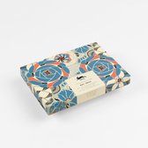 Een gesloten correspondence set met art deco bloemenpatroon in blauw, oranje en crème.