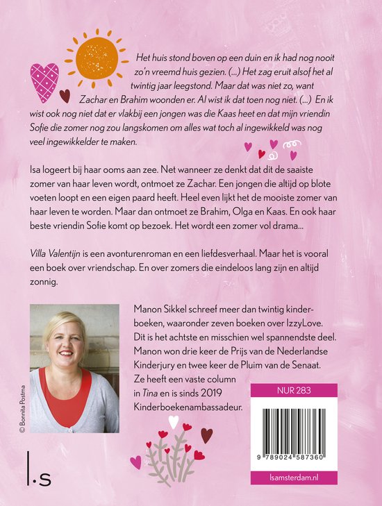 Portret van een lachende blonde vrouw, Manon Sikkels, met een rode top en een witte jas.