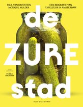 Boekcover met een pot augurken en grote witte letters met de titel 'de zure stad'.
