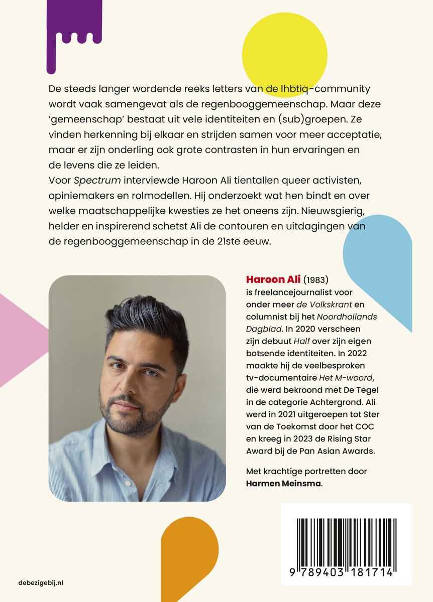 Haroon Ali in zwart-wit, met een grijze achtergrond.
