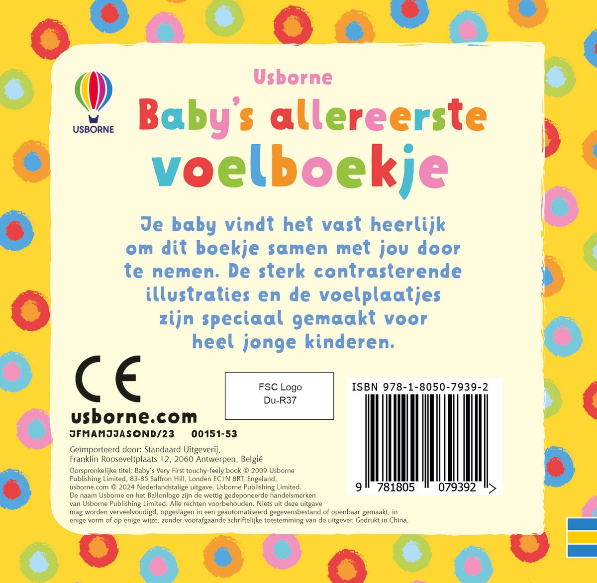 Achterkant van een boek met de titel "Usborne Baby's allereerste voelboekje", de tekst "Je baby vindt het vast heerlijk om dit boekje samen met jou door te nemen. De sterk contrasterende illustraties en de voelplaatjes zijn speciaal gemaakt voor heel jonge kinderen." en een ISBN-streepjescode.