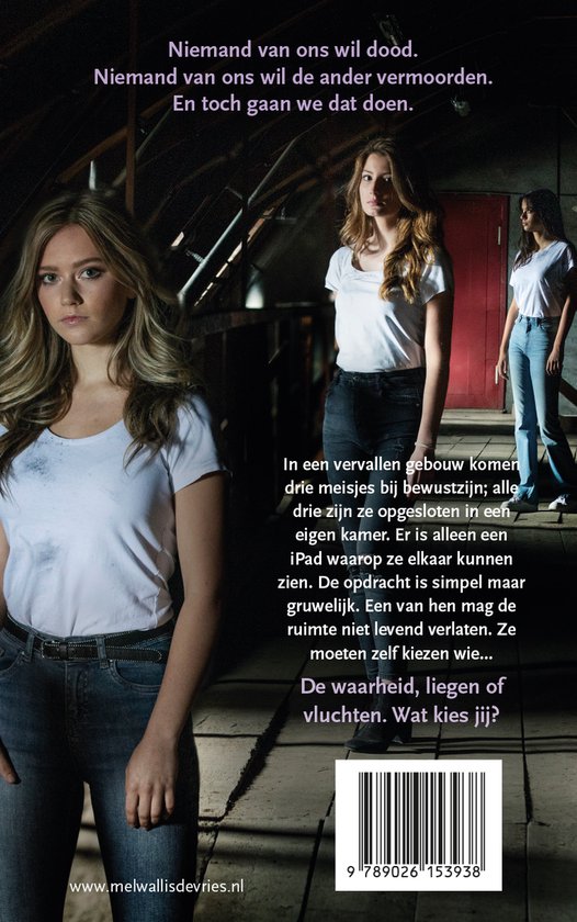 Drie jonge vrouwen in een verlaten gebouw. Eén met blonde krullen, één met golvend blond haar en één met lang donker haar. Ze dragen witte T-shirts en jeans.