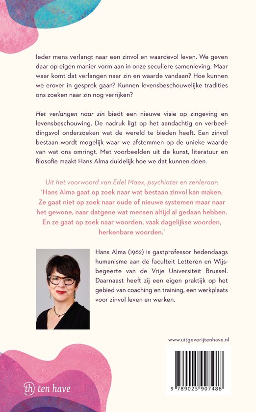 Portret van een vrouw met bril en donker haar, glimlachend. Achtergrond met tekst.