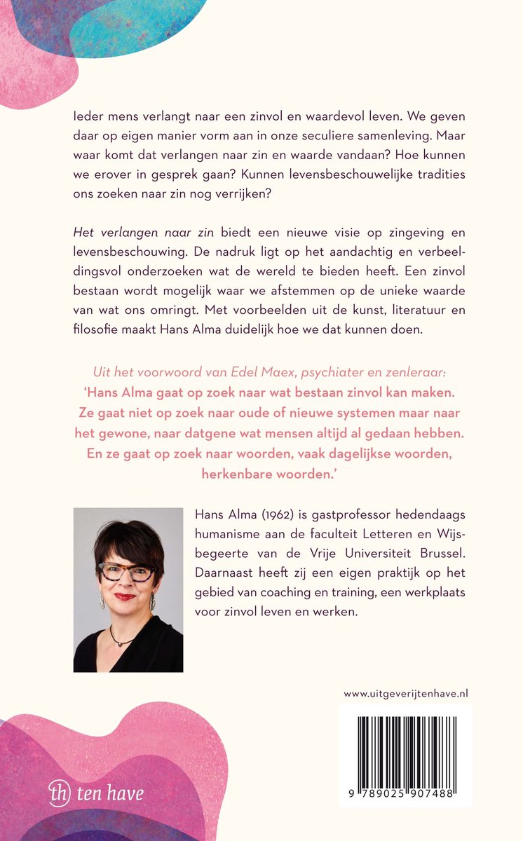 Portret van een vrouw met bril en donker haar, glimlachend. Achtergrond met tekst.