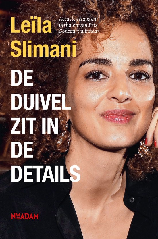 Portrait en gros plan de Leila Slimani, auteur de 'De duivel zit in de details'. Elle a des cheveux bruns bouclés et porte un haut noir et des boucles d'oreilles.