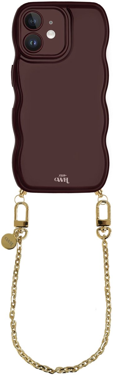 xoxo Wildhearts Glossy Wavy Cord Case Burgundy - Geschikt voor iPhone 12 - Dreamy - Kort koord - Glimmend telefoonhoesje met golven - Hoesje met koord - Gouden ketting - kort telefoonkoord - Bordeaux rood hoesje - Korte variant koord