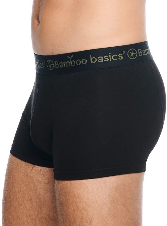 Man, gezien vanaf de zijkant, draagt een zwarte bamboe boxershort met 'Bamboo Basics' logo op de band.
