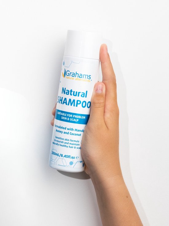 Grahams Natural Shampoo, 250ml, in een hand, geschikt voor probleemhuid en hoofdhuid.