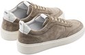 Taupe suède sneakers, gezien vanaf de achterkant, met witte accenten.