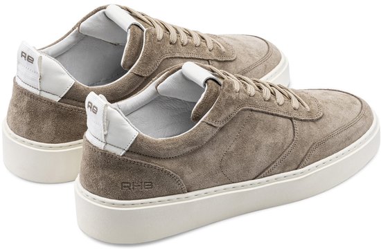 Taupe suède sneakers, gezien vanaf de achterkant, met witte accenten.