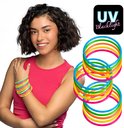 Vrouw met donkere krullen draagt een roze top, felgekleurde oogschaduw en een stapel armbandjes om haar pols. Rechtsboven een logo 'UV Blacklight'.