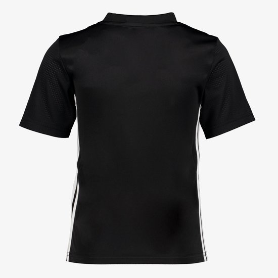 Achterkant van een zwart adidas sportshirt met een kraagje en perforatie op de mouwen.