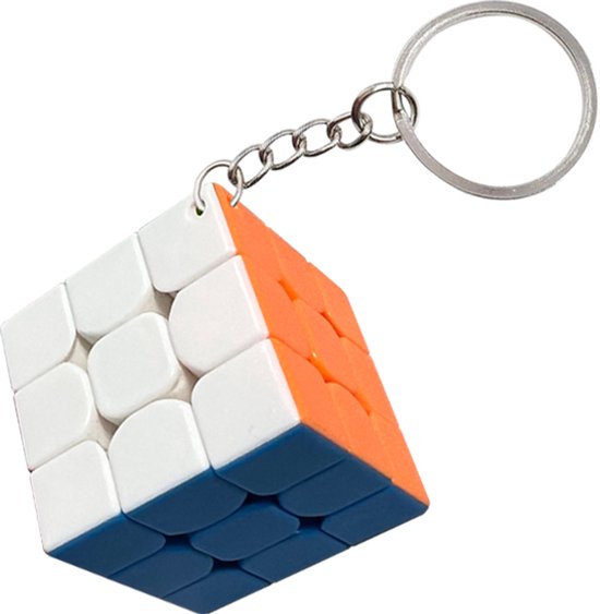 Kubus sleutelhanger met witte, oranje en blauwe vlakken en een zilveren ketting.