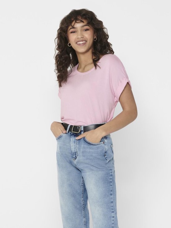 Zachtroze t-shirt met omgerolde korte mouwen, gedragen door een model met een riem.
