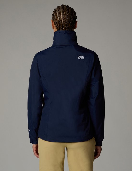 Donkerblauwe The North Face jas, achterkant zichtbaar. Logo op linker schouderblad.