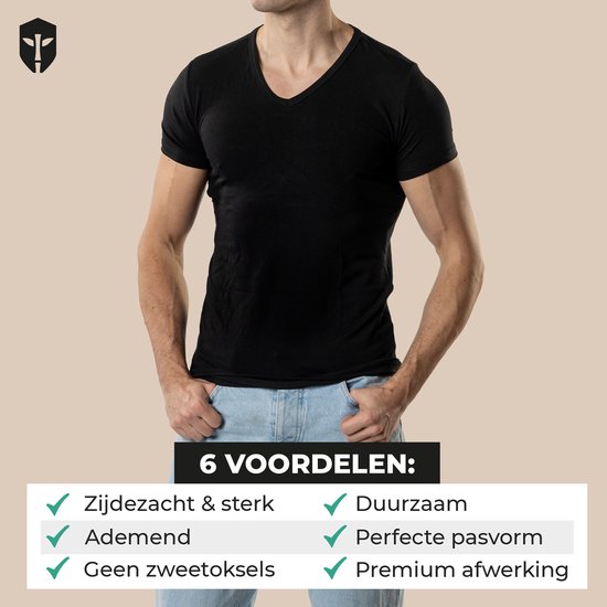 Man met een strak zwart T-shirt met V-hals. Tekst: '6 voordelen: Zijdezacht & sterk, Ademend, Geen zweetoksels, Duurzaam, Perfecte pasvorm, Premium afwerking'.