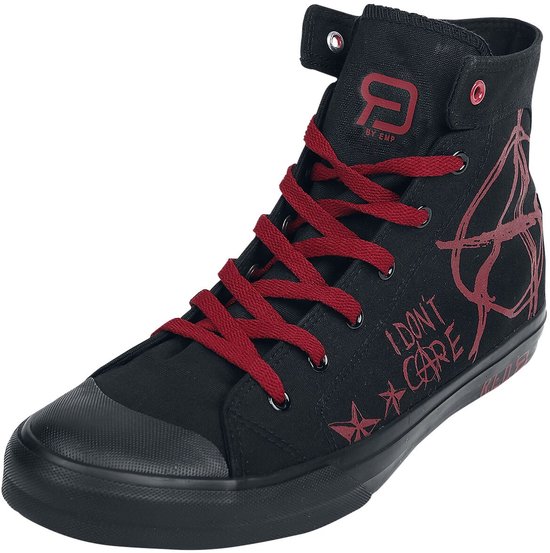 Zwarte hoge sneaker met rode veters, 'R By EMP'-logo en rode anarchietekens en tekst.