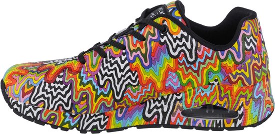 Vue latérale d'une basket multicolore à motif abstrait et lacets noirs.