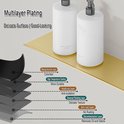 Gouden wandplank met opengewerkte laagstructuur die de materialen van de plating laat zien.