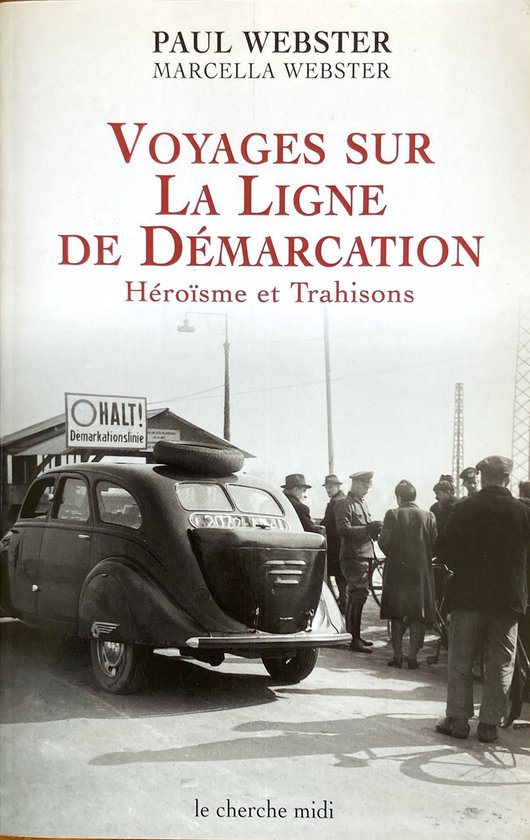 Boekkaft 'Voyages sur La Ligne de Démarcation'. Een oude auto met reservewiel op het dak, mensen in kleding uit de jaren '40 bij een halte bord.